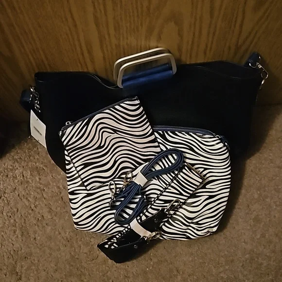 Cirque Du Soleil Black tote bag w/extra straps and makeup bag - Picture 3 of 14